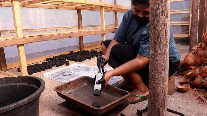 Transisi Energi Perempuan NTT lewat Briket